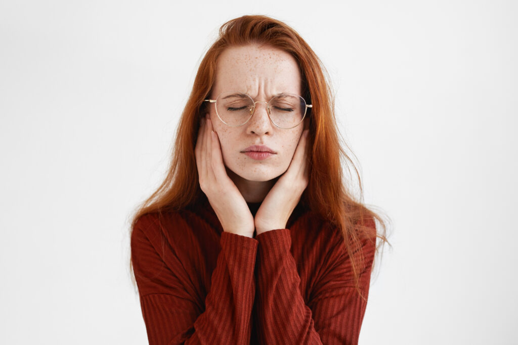 Bruxismus kann unbehandelt zu chronischen Schmerzen führen.